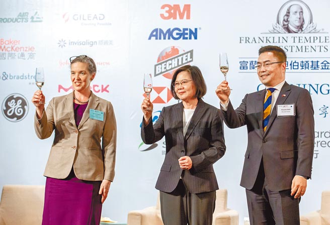 美國在台協會（AIT）處長孫曉雅（左）前晚出席「台灣美國商會」謝年飯活動，對蔡英文總統、商會會長施立成等人致詞時，介紹AIT在拜登政府第二年的主要政策。（總統府提供）