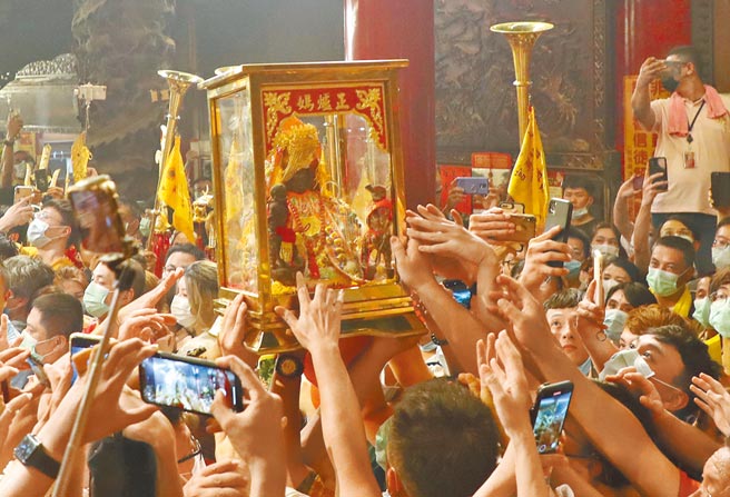 本土疫情擴大，正逢農曆3月「瘋媽祖」，各地遶境活動即將展開，鎮瀾宮決推「疫苗3 OK」識別證，民眾最好打滿3劑疫苗再參加。圖為2020年大甲媽祖遶境。（本報資料照片）