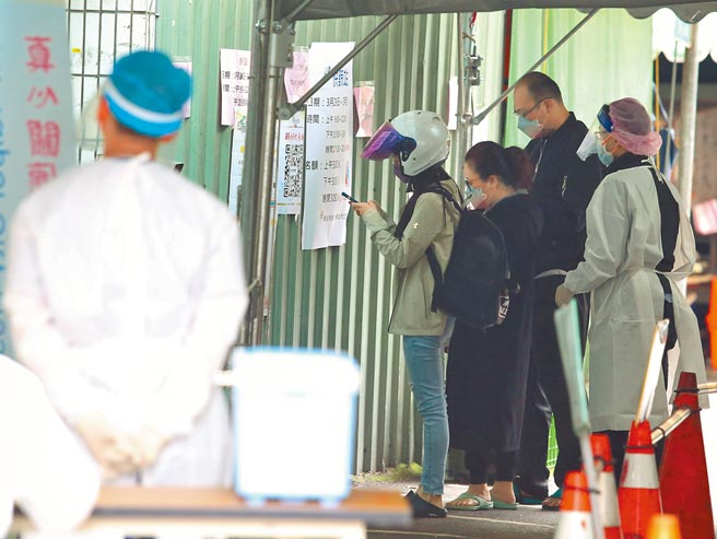 新北市中和景福里景福市民活动中心设机动筛检站，图为民眾前往快筛。（陈俊吉摄）