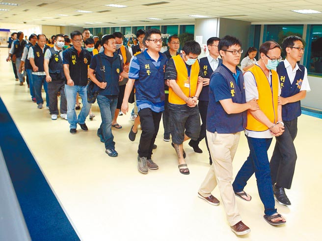 图为过去在印尼落网的台湾籍诈骗嫌犯被押解返台。（本报资料照片）