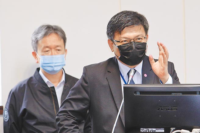 国发会2050净零碳排路径图，舆论认为再生能源占比60％恐难达标。经济部次长曾文生（右）昨日在立法院表示，台湾的目标和韩国相当、比日本稍高，并多次强调「这叫挑战不叫困境」，要做这么大比例从来都有非常多挑战要克服，包含电网要加速开发，同时搭配储能，让馈线效率提高。左为台电总经理王耀庭。（黄世麒摄）