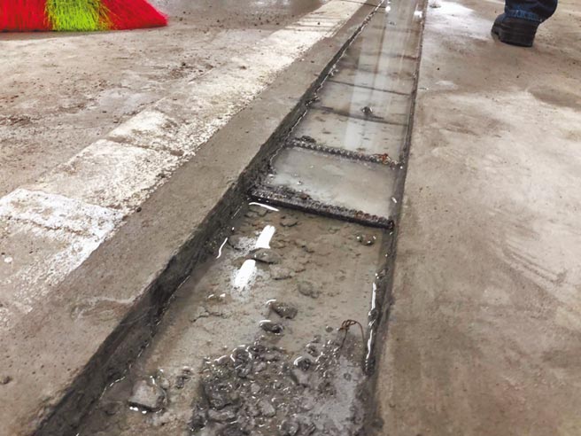 台北市第一果菜中继市场4月7日将启用，市府要求摊商在清明连假搬入，但摊商反映市场内严重漏水，还有很多缺失待改善。（吴沛忆提供／黄婉婷台北传真）