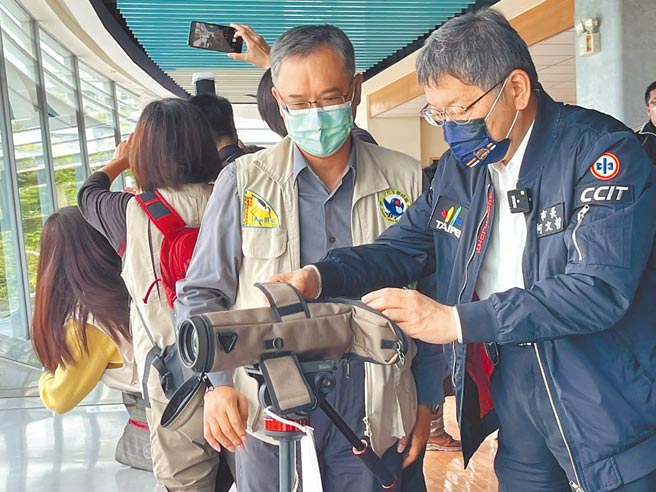 台北市長柯文哲昨日到關渡自然公園，體驗用望遠鏡觀察濕地生態。（黃可昀攝）