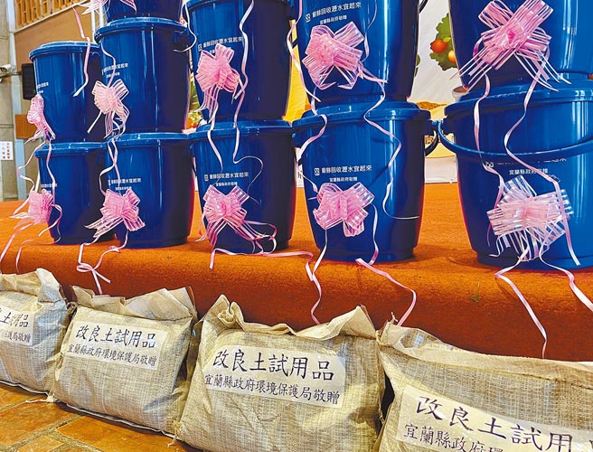 宜蘭縣政府昨天宣布每一戶發放一個具有瀝水功能的廚餘桶，請民眾將瀝完水後的廚餘，倒入清潔隊垃圾車後方的廚餘桶，清潔隊回收的廚餘將送至宜蘭縣有機廢棄物處理廠，製成有機培養土。（吳佩蓉攝）