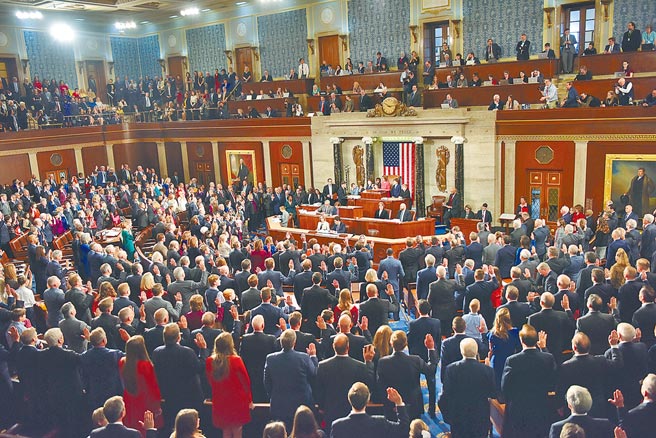 美國聯邦眾議院200位跨黨派眾議員聯名致函行政部門，呼籲邀請台灣參加「印太經濟架構」（IPEF）。圖為眾議員2019年集體宣誓就職場面。（中新社）