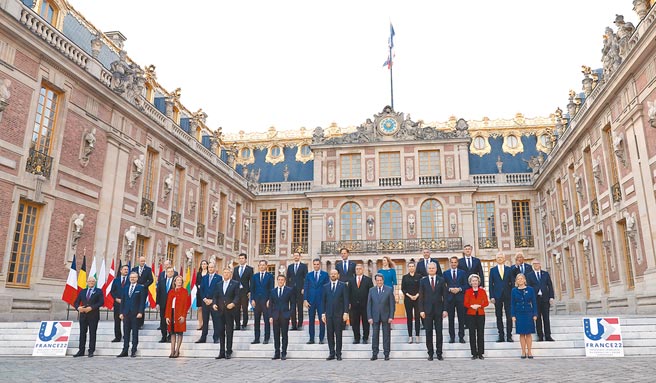 中欧领导人峰会将于1日以视讯方式举行，乌克兰议题成焦点，欧盟将要求北京多对俄罗斯施压。图为日前欧盟领导人非正式峰会在凡尔赛宫举行。 （新华社）