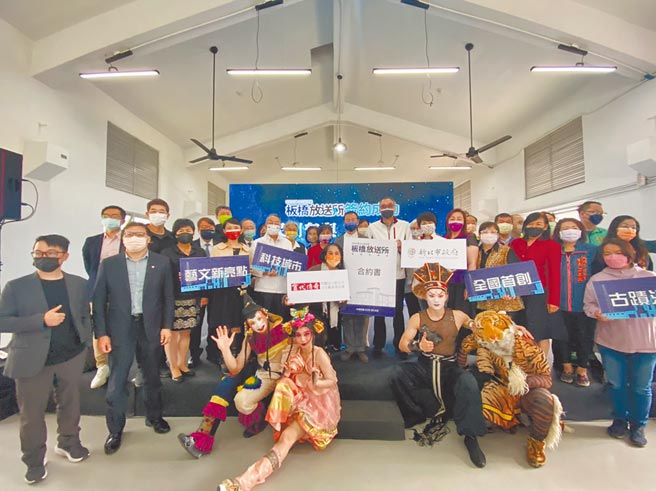 新北市定古蹟板桥放送所OT案将由当代传奇文化艺术基金会进驻，昨天由新北市副市长谢政达与当代传奇董事长吴兴国完成签约。（新北市文化局提供／王扬杰新北传真）