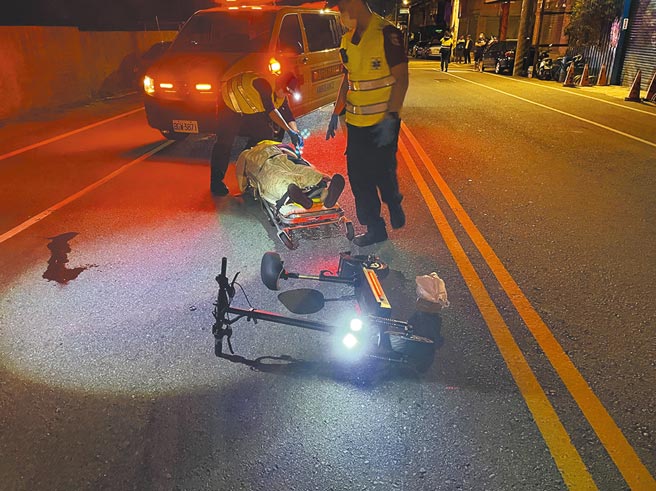 桃园杨梅日前有男子酒后骑乘电动滑板上路，酒驾自摔醉倒路边。（警方提供／吕筱蝉桃园传真）