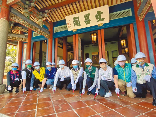 国定古蹟赤嵌楼昨天启动修復，由台南市长黄伟哲（右五）等人敲锤动土。（曹婷婷摄）