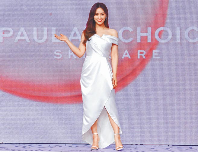 Sandy昨穿白色小礼服出席代言活动。（粘耿豪摄）