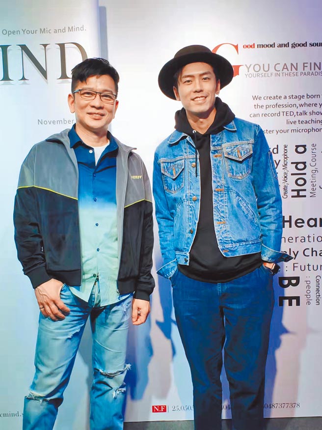 陈子鸿（左）日前上Podcast宣传与主持人张瑞夫分享日常近况。（1500声量音创学院提供）