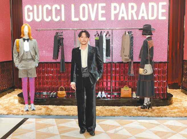 張震以Gucci蕾絲襯衫搭配閃耀的點點黑色西裝套裝現身派對，笑談女兒大小事。（吳松翰攝）