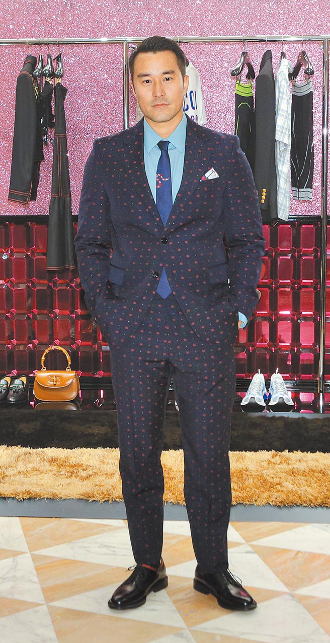 張孝全以Gucci海軍藍西裝套中正裝出席，外套上的小Logo設計增加整體細節度。（吳松翰攝）