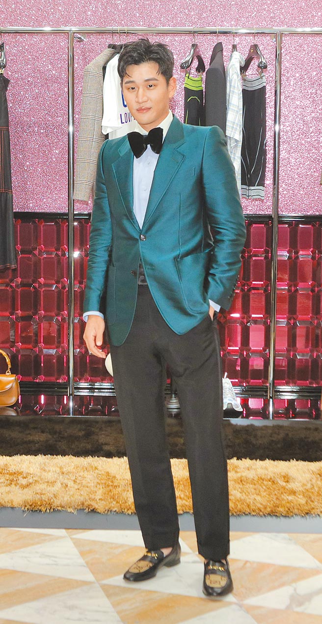 周興哲以湖水綠西裝套裝現身，曝近期狂健身，但腹肌「還請再等我一個月。」（吳松翰攝）