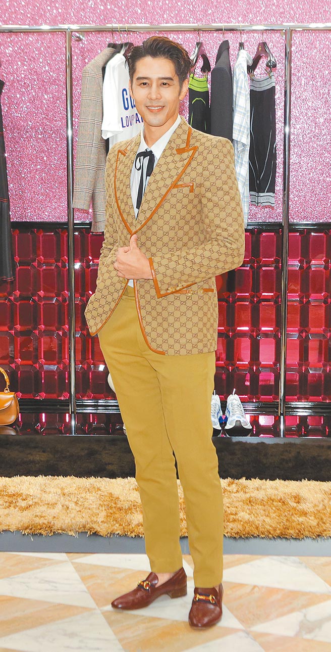 胡宇威以Gucci滿版西裝外套搭配西裝褲現身。（吳松翰攝）