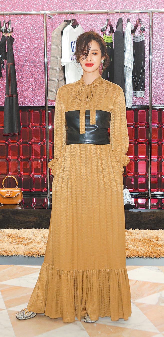 莫允雯以咖啡色洋裝搭配黑色腰封，呈現帶點暗黑的優雅風格。（吳松翰攝）