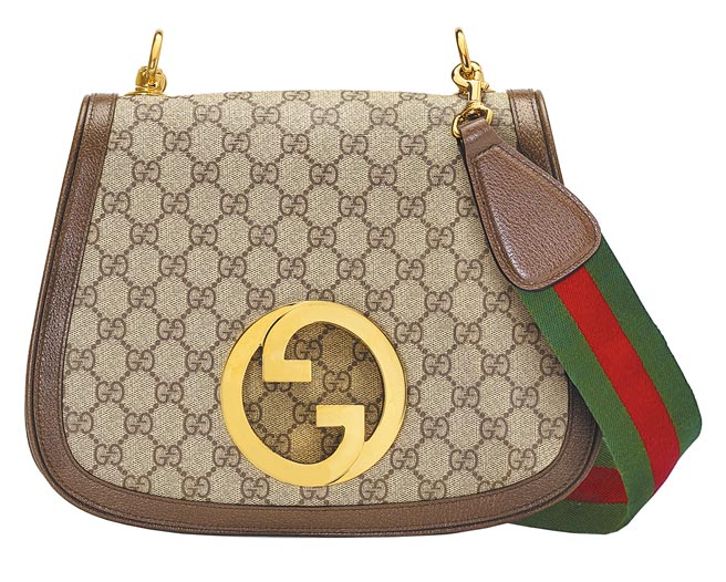 Gucci互釦式雙G中型肩背包，9萬4600元。（Gucci提供）