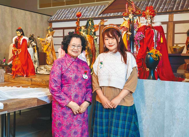 台湾国宝级春仔花艺术家施丽梅（左）与新生代插画家流星（METEORILLUST）打造对家的记忆。（石智中摄）