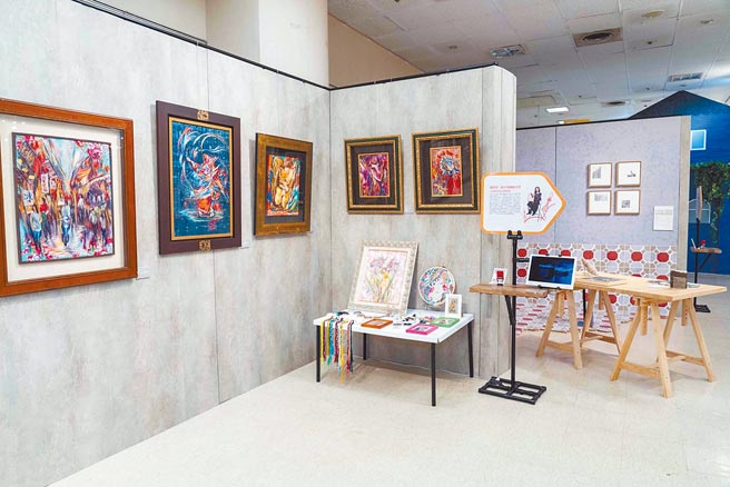 乱针刺绣艺术家黄莉莉以刺绣为媒介，结合原住民文化、台湾人物、时事题材等主题。（石智中摄）