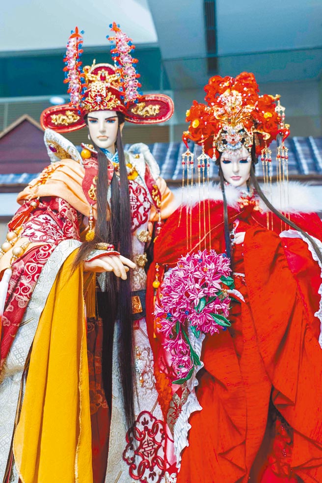 施丽梅与三昧堂创意木偶团队合力创作的极繁复迎亲队伍，体验鹿港传统嫁女儿的心情。（石智中摄）