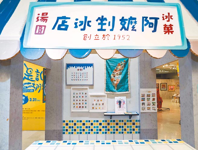 插画家流星，藉由彩绘与电绣创作怀念的老厝，有着说不完的故事。（石智中摄）