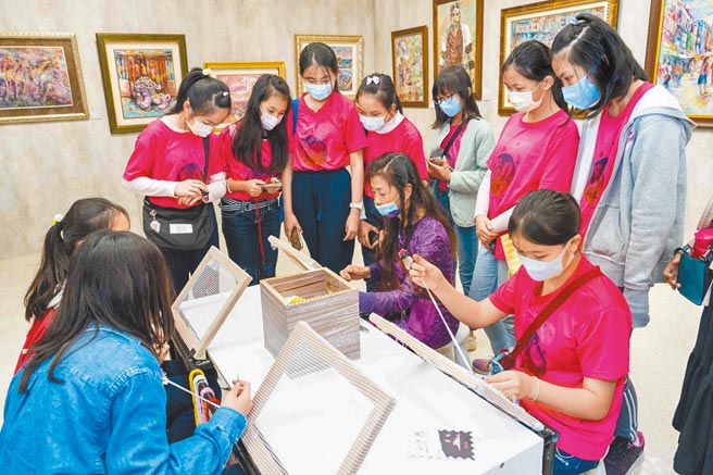 新光三越邀请国小美术班师生参访艺术家创作。（石智中摄）