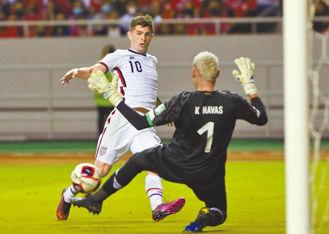 哥斯大黎加門將納瓦斯（右）出腳封阻「美國隊長」普利西克的射門。（路透）