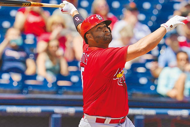 普侯斯重返红雀后首次在热身赛上阵，第1局打出界外飞球。（美联社）