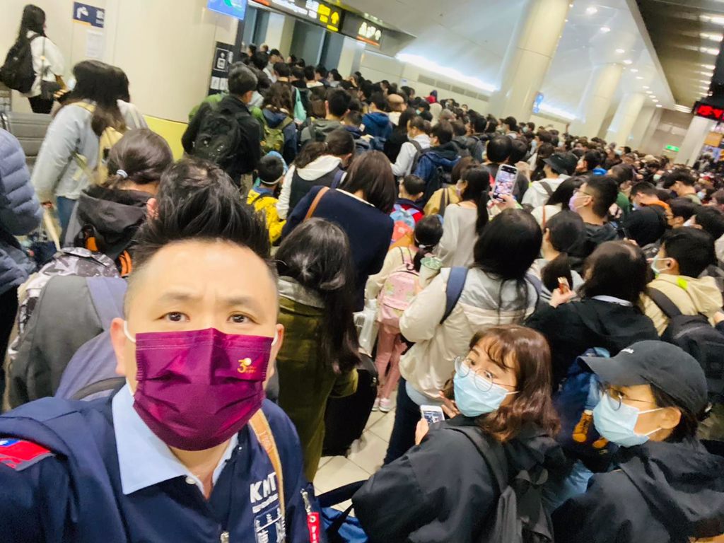 藍委陳以信昨也受困台南高鐵站。（圖片摘自陳以信臉書）