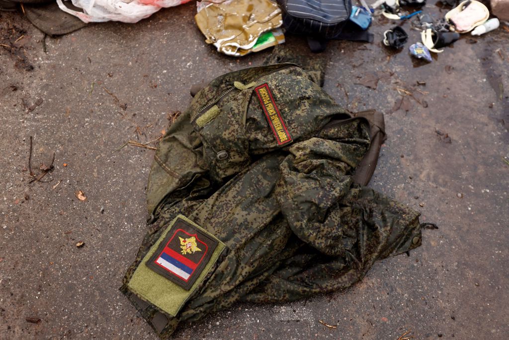 掉落在乌克兰土地上的俄军制服（图／路透）(photo:ChinaTimes)