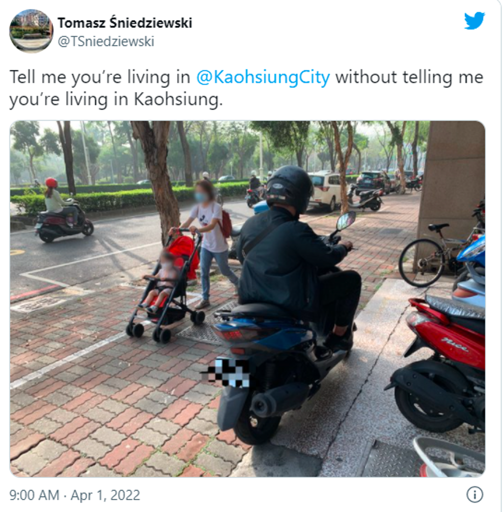 一位波蘭記者在推特上貼照片，顯示高雄市民眾在人行道騎機車，旁邊還有一位媽媽推嬰兒車。（圖／翻攝自Tomasz Śniedziewski推特）