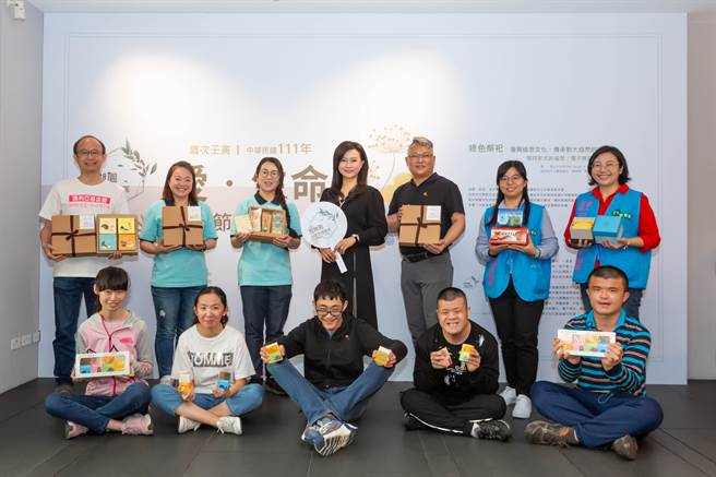 五湖园携手公益团体推出各种爱心礼盒及多项爱心供品。（业者提供／卢金足台中传真）