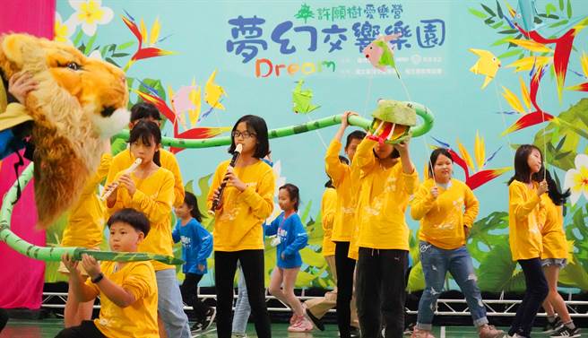 精锐建设以行动力实践重视小小主人翁的理想，遍撒教育种子，启发偏乡孩童美学课程。（卢金足摄）