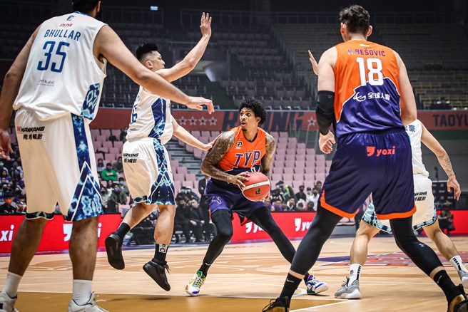 罗宾森(中)与林宜辉(左二)两人都被联盟追加二级恶性犯规了。(PLG提供)