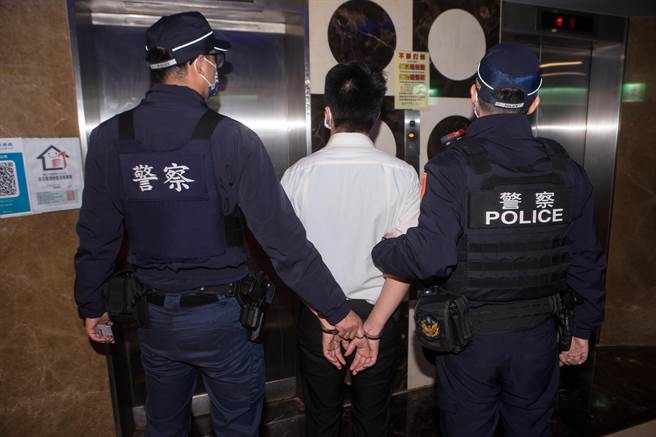 疫情不断升温，台北市中山分局不畏惧疫情，在清明连假第一天深夜，查缉辖区八大娱乐场所，于4月1日深夜11时许从分局出发，没想到在辖区其中一酒店内，查获工作人员是一名通缉犯，第一时间就将人逮捕带回侦讯，期间检查各大娱乐场所内，是否有违反防疫等相关规定，所幸店家都有按照规定营业，期间并没有查缉到不法之行为。（邓博仁摄）