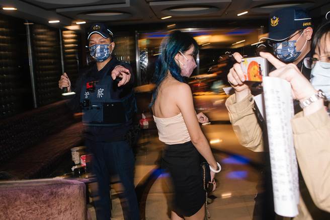 4月1日全台共新增增104例本土、132例境外移入，其中基隆小吃店的群聚案持续新增。台北市中山分局在深夜特地执行辖区八大娱乐场所的扩检勤务，以防堵疫情持续扩散，也趁机稽查有无不法之情事。（邓博仁摄）