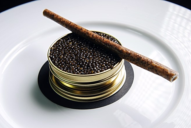 鲟鱼养殖场多了之后，鱼子酱的价格已不再像以前那么昂贵，各种品级鱼子酱之间价格差异也愈来愈大，顶级鱼子酱价格仍然很高，价格较低的品种也不少，慢慢地也淡化了 奢侈品的形象。（图／姚舜）