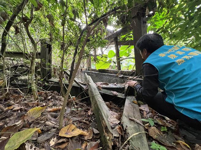 民眾投訴，一旁原就有步道、涼亭等設施，市府卻任由設施遭荒煙蔓草淹沒毀壞。（市議員陳清龍服務處提供）