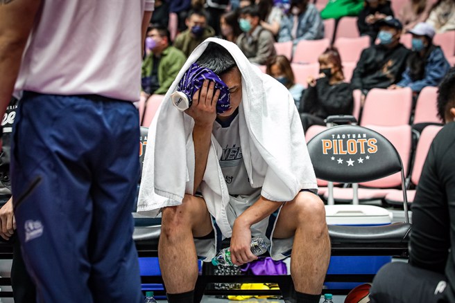 林宜辉当时用冰袋敷脸的痛苦模样。(PLG提供)