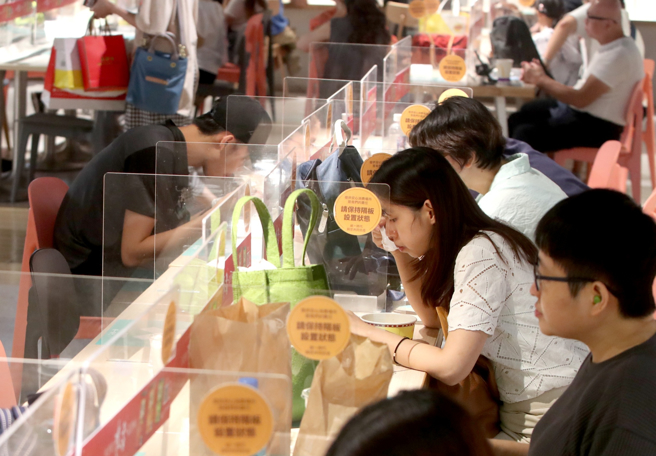 民眾常在餐厅与厕所毫无戒心地脱下口罩。图为餐厅设隔板的画面。（本报系资料照）