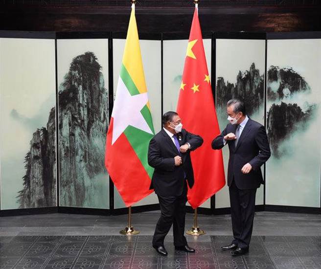 王毅（右）同缅甸外长温纳貌伦会谈愿同缅各党各派经验交流。（中国外交部网站）