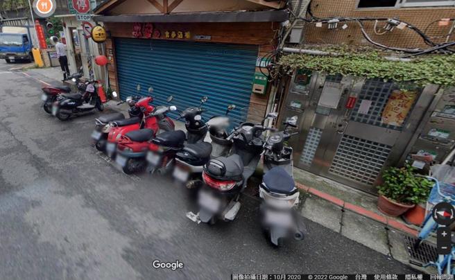 網友搜出街景地圖的畫面，2020年該路段一直都是紅線。（圖／翻攝自爆料公社App）