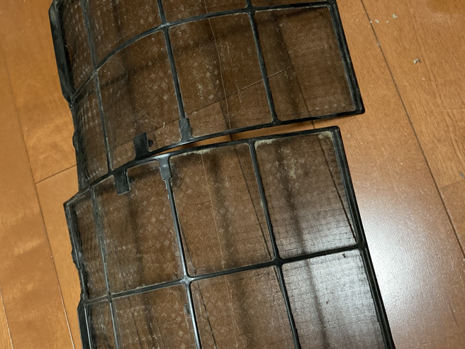 網友清理後，原本都是灰塵的濾網瞬間變得非常乾淨。（圖／翻攝自@kitamurakenji推特）