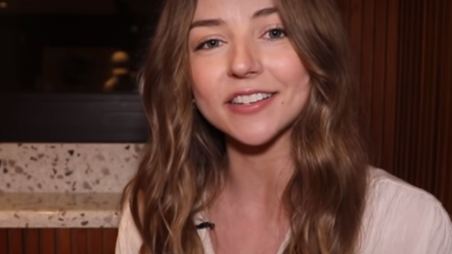 現居台灣的美國正妹Amelia表示，在台灣最喜灣吃的就是小籠包和排骨炒飯，她為了向爸媽介紹這兩道菜，特地打視訊電話。（圖／翻攝自不要鬧工作室YouTube）