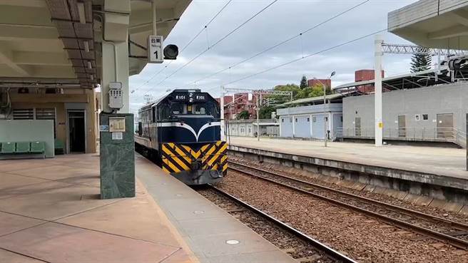 太鲁阁号事故1周年，台铁台东站调派车头鸣笛30秒追思。（蔡旻妤摄）