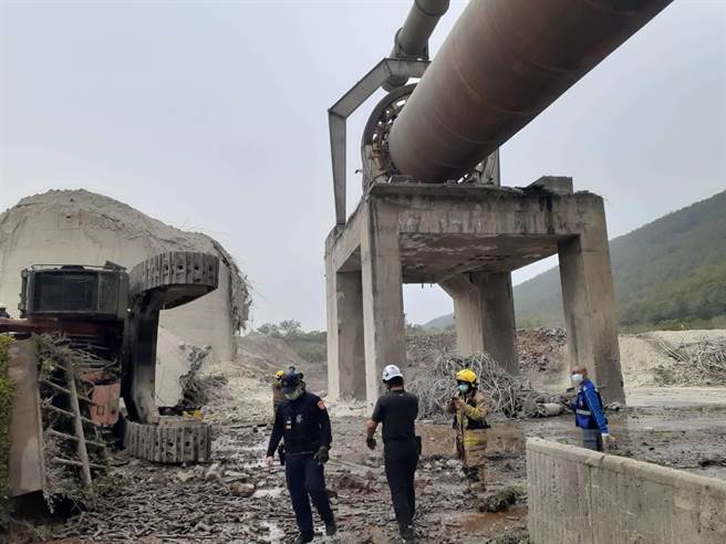 施工不慎导致高塔倒塌。（翻摄照片／高雄洪靖宜传真）