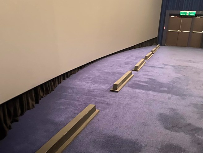 電影院驚見車輪檔，內行曝神秘功能。（圖／翻攝自爆廢公社公開版）
