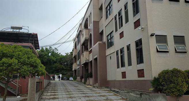 有些家長抱怨，很多家長不知道這個在校園偏僻角落的地方，縣府承辦單位也未做好方向指引。（讀者提供）