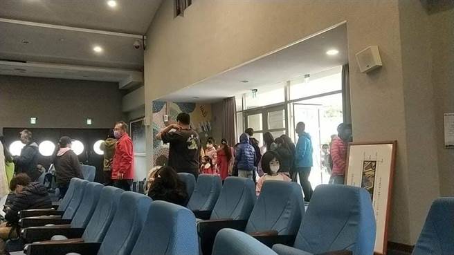 臨時更改表揚大會的地點，讓家長和小朋友亂成一團。（讀者提供）