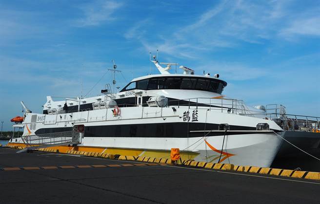 「藍鵲」高速客船，全力支援清明連假疏運作業。（航港局提供）